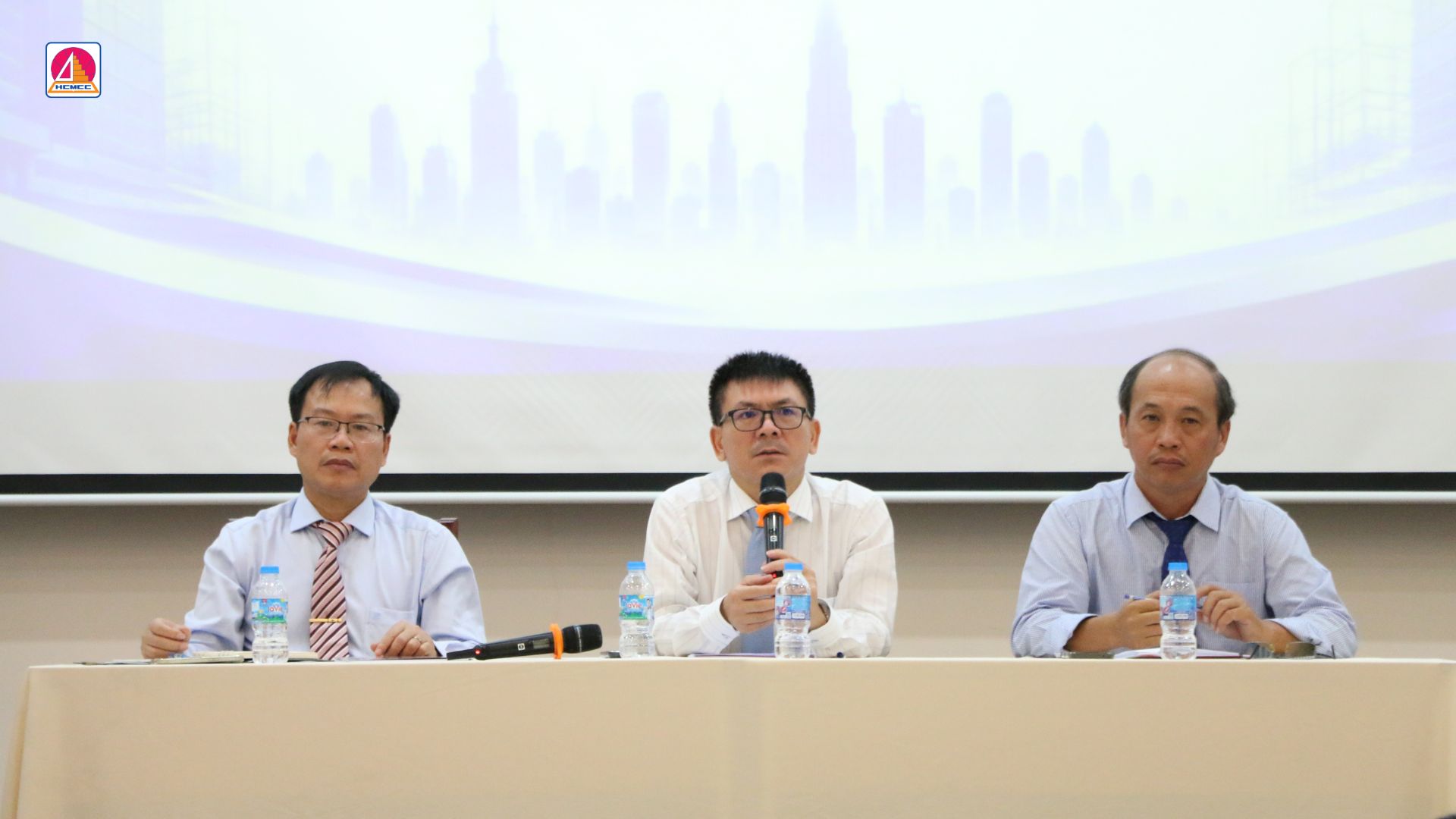Hội Nghị Đối Thoại Giữa Lãnh Đạo Nhà Trường Và Đại Biểu Sinh Viên Năm Học 2025 – 2026