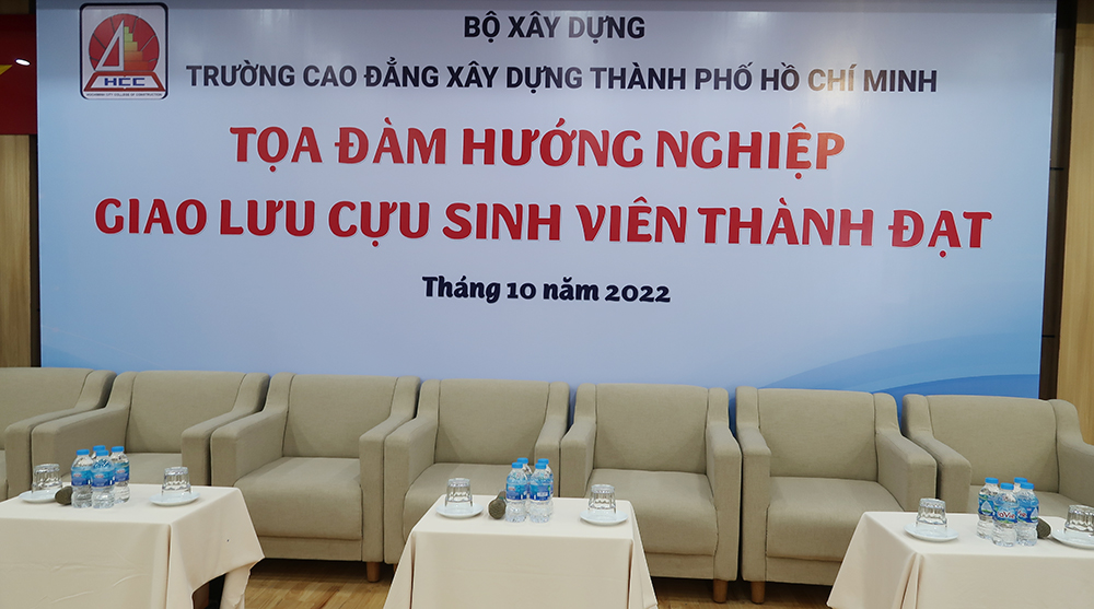 Toạ đàm hướng nghiệp, giao lưu cựu sinh viên thành đạt