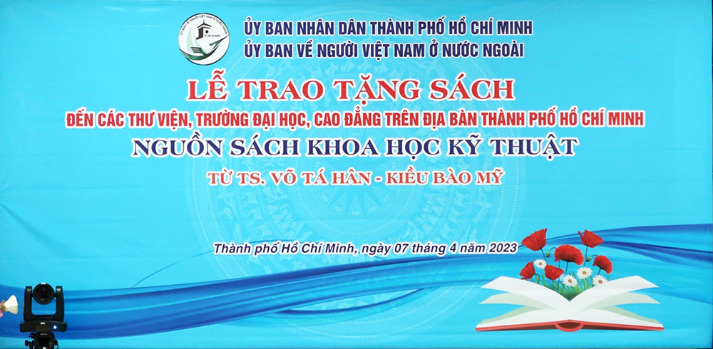 Một Việt kiều tặng hơn 10.000 cuốn sách khoa học kỹ thuật cho TP HCM